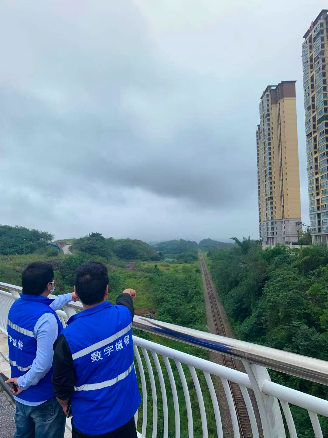 震后鐵路沿線(xiàn)安全巡查，保障鐵路穩定運行